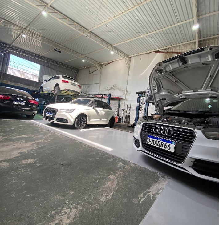 Galpão da oficina com Audis em manutenção