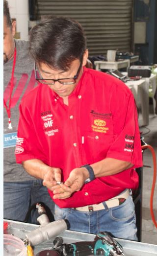 Toshio executando reparo de mecatrônica na bancada